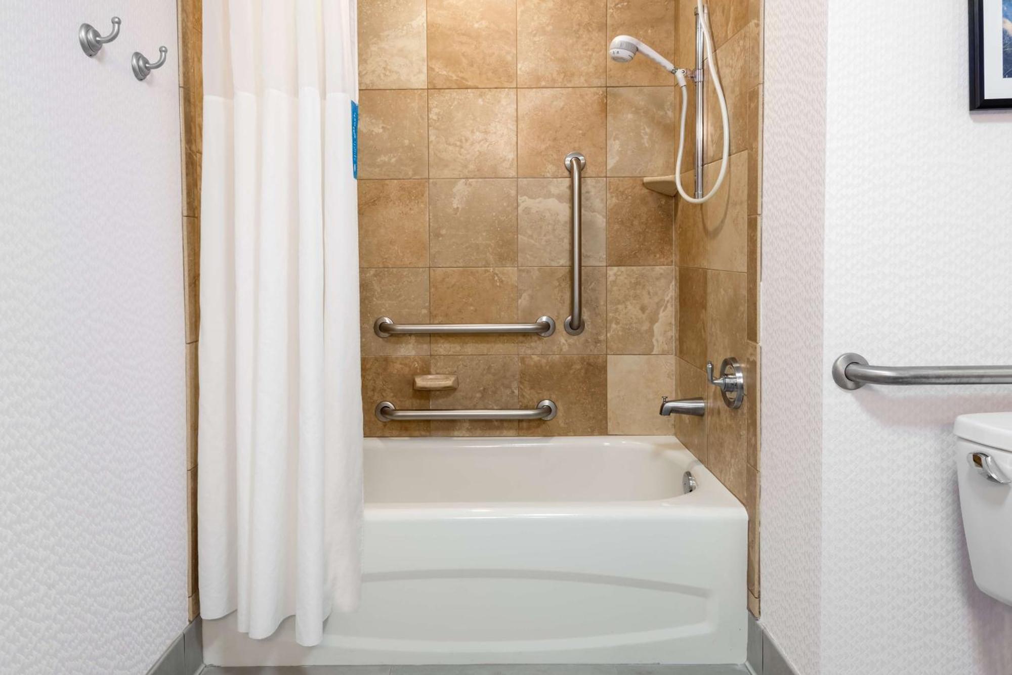 Hampton Inn & Suites Buffalo/Downtown Bagian luar foto
